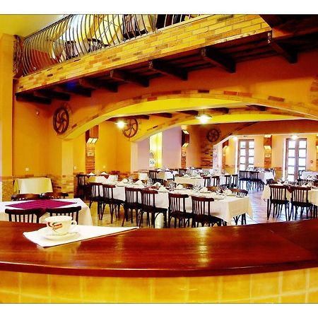Malomudvar Etterem Cukraszda Panzio Es Rendezvenyhaz Gyongyos Exterior photo