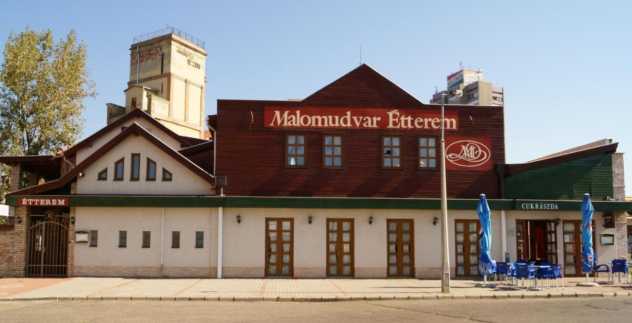 Malomudvar Etterem Cukraszda Panzio Es Rendezvenyhaz Gyongyos Exterior photo