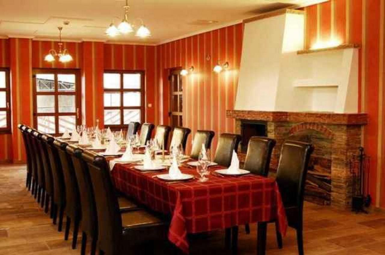 Malomudvar Etterem Cukraszda Panzio Es Rendezvenyhaz Gyongyos Exterior photo