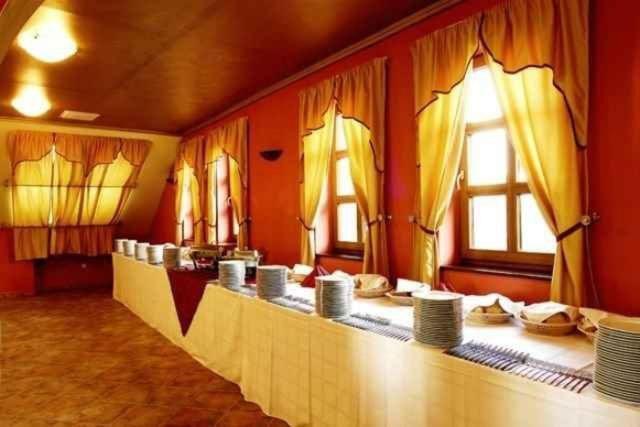 Malomudvar Etterem Cukraszda Panzio Es Rendezvenyhaz Gyongyos Exterior photo