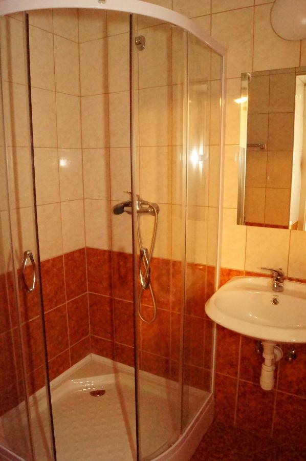 Malomudvar Etterem Cukraszda Panzio Es Rendezvenyhaz Gyongyos Room photo